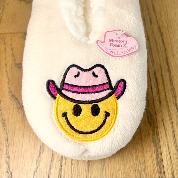 NWT Moon Cake Cowgirl Smiley Face Memory Foam Plush Gripper Slipper Size 5/7.5 - Picture 2 of 6